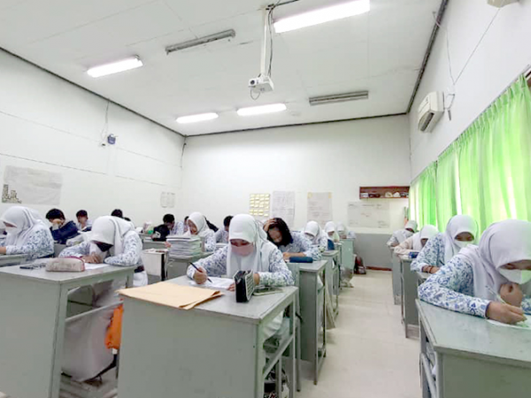 Mengasah Kemampuan Bahasa Inggris Pelajar SMA YPK dengan Toefl Preparation Test