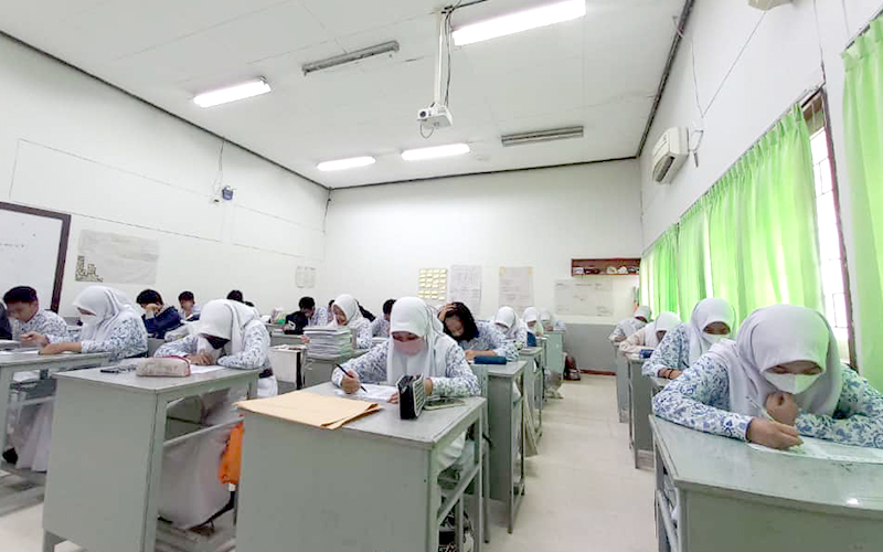 Mengasah Kemampuan Bahasa Inggris Pelajar SMA YPK dengan Toefl Preparation Test